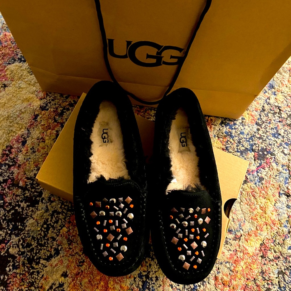UGG. Slippers new with tags , size 7